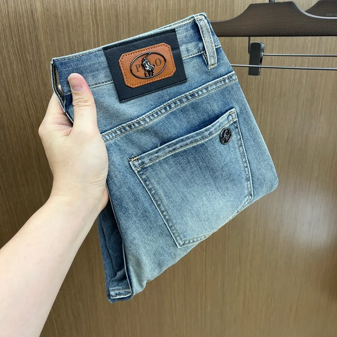 P250 Polo high-end customization 25ss spring and summer new style men's small straight original jeans Early spring new style super soft, stretch fabric, complex handicraft superposition, any washing process will turn into a completely different color effect if you stay for a few seconds longer, so it is more precious, especially durable and taste-resistant... Use the best elastic texture of tannins, genuine leather labels, high-end metal accessories... to create a unique and original jeans style! Original hardware accessories, super correct fit, comfortable and breathable, extremely high-grade, XD counter quality, handsome upper body. Code number: 28-38 no 35 37